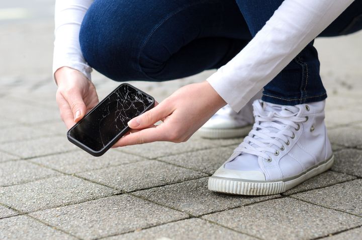 KNUST MOBIL: Én av ti i alderen 18-29 år kjenner noen som har meldt at mobilen har blitt stjålet eller knust for å få ny telefon på forsikringen. Foto: iStock