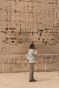 Freeman studerer gamle pyramideskrifter i Egypt. Foto: National Geographic Channels/Matthew Paul Turner.
