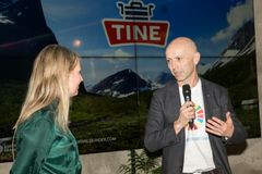 Konsernsjef i TINE, Gunnar Hovland, mottar prisen fra Sustainable Brand Index. Her avbildet med Kia Klavenes i Pure Consulting.