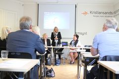 Næringsminister Monica Mæland skal besøke flere Sørlands-bedrifter. Her fra et møte tidligere i år hos Næringsforeningen i Kristiansandregionen med blant annet adm. direktør Anita Dietrichson (til høyre).