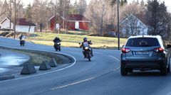 Mopedistene, motorsyklistene og syklistene har et eget ansvar for å gjøre seg selv mest mulig synlig i trafikkbildet ved å bruke tegn, fart og plassering på en smart og tydelig måte. (Foto: NAF MC)