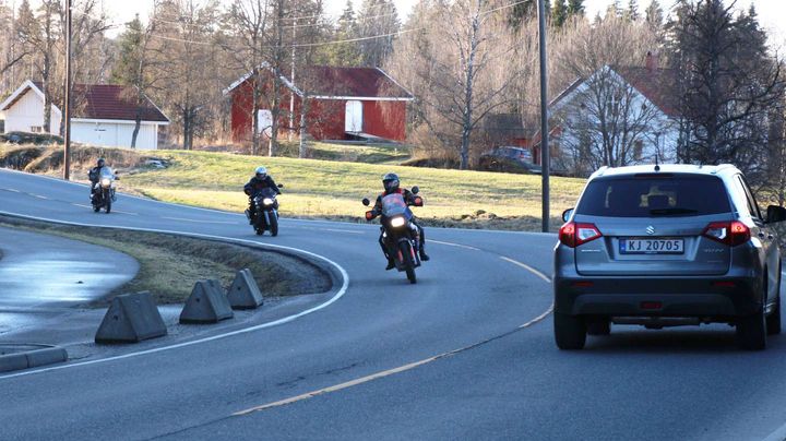 Mopedistene, motorsyklistene og syklistene har et eget ansvar for å gjøre seg selv mest mulig synlig i trafikkbildet ved å bruke tegn, fart og plassering på en smart og tydelig måte. (Foto: NAF MC)