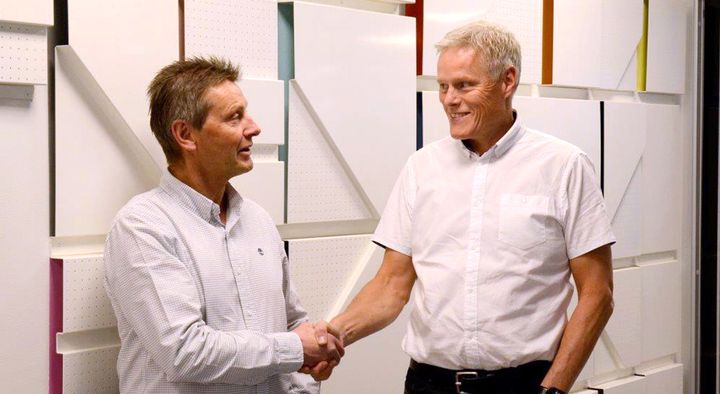 Bjørn Isaksen, daglig leder i OpenNet og Morten Aagenæs, konserndirektør i OBOS, har inngått en oppkjøpsavtale som legger grunnlaget for at OBOS kan levere solide smartløsninger.