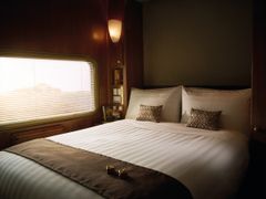 Du sover godt om bord på luksustoget The Ghan som krysser kontinentet fra Darwin i nord til Adelaide i sør.