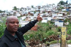 Foreman Road Settlement. Mqapheli Bonono viser fram bosettingen hvor 10.000 mennesker bor. 
Partnerorganisasjonen Abahlali BaseMjondolo, slumbeboernes organisasjon, i Durban, Sør-Afrika.