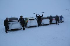 Alle testbilene og -teamet samlet på Haukeliseter fjellstue i skikkelig vintervær. (Foto: Sveinung Uddu Ystad)