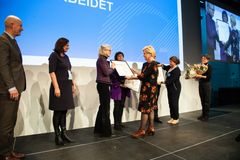 Finansminister Siv Jensen deler ut årets Bedre stat-pris Foto: DFØ/Sturlason