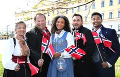 Programledere 17. mai 2018: (f.v) Hege Holm, Pål Plassen, Haddy Njie, Dennis Vareide, Noman Mubashir. Foto: Ole Kaland/NRK