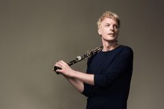 Solist er klarinettisten Martin Fröst, som gjester Hovedscenen med tre nyskrevne verk.