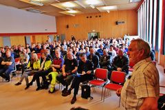 Prosjektdirektør for utbyggingen på Evenes, Olaf Dobloug, orienterte om utbyggingen ved Evenes flystasjon. (Foto: Forsvarsbygg)