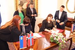 Norges ambassadør i Kroatia, Astrid Versto, signerer samarbeidsavtale mellom Norge og Kroatia.