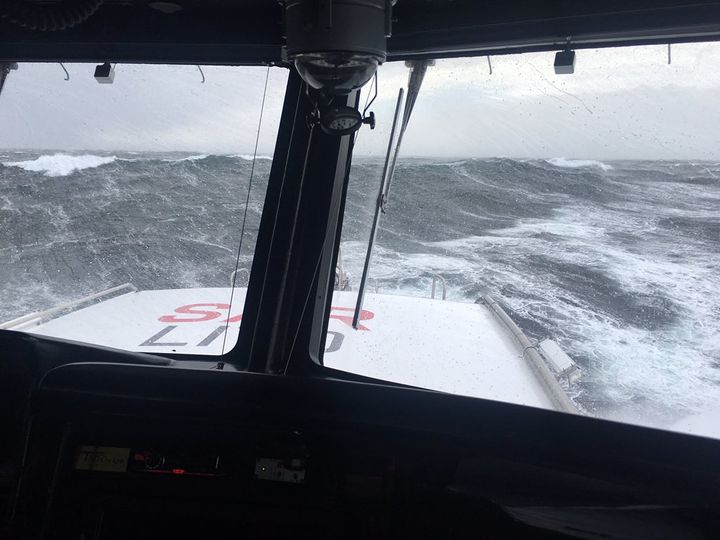 Store bølger møtte redningsskøyta «Erik Bye» da den dro ut for å assistere «Viking Sky». FOTO: Redningsselskapet