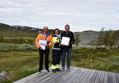Bilde fra kontraktsigneringen som skjedde ved Songa dam: Oddmund Hansen (Skanska), Hilde Bakken (konserndirektør kraftporduksjon i Statkraft) og Eirik Spilling (TT Anlegg)