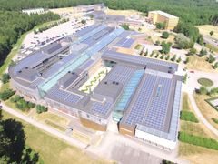 3000 m2 med solcellepaneler. 400.000 kWh strøm i året. Det nye solcelleanlegget på Campus Vestfold er ikke bare ett av landets største, men også det aller største på et offentlig bygg. Foto: Statsbygg