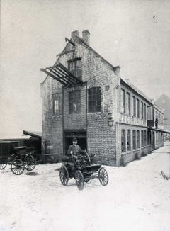 Østerdølen Paul Henning Irgens i sin egen bil fra 1898. Dessverre lyktes han ikke med å bygge noen fabrikk for serieproduksjon. Det ble med to biler. FOTO: Norsk teknisk museum