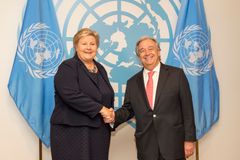 FNs generalsekretær António Guterres besøker Norge tirsdag 19. juni. Dette bildet er fra september, da statsminister Erna Solberg møtte Guterres i New York. Foto: UN Photo / Rick Bajornas