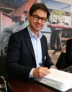 Administrerende direktør i Computas Trond Eilertsen ved dagens signering hos UDI