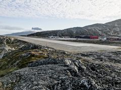 Karrig klima og vekslende vær: Flyplassprosjekter på Grønland gir komplekse faglige utfordringer for VA-ingeniører. – Det særegne med denne typen prosjekter er kompleksiteten i alle grenseflatene mellom fag, sier Maja Simonsen, disiplinleder på tre av COWIs flyplassprosjekter på Grønland. Foto: COWI