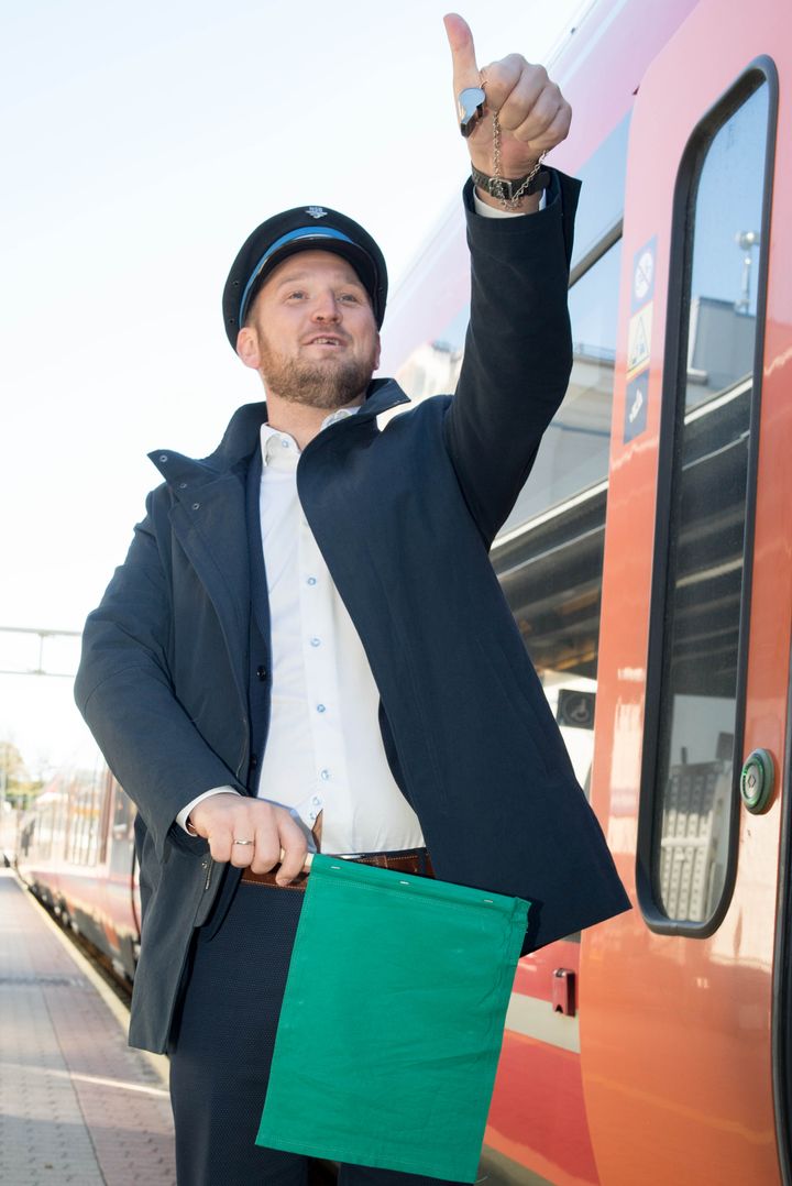 Samferdselsminister Jon Georg Dale åpnet den nye jernbanen mellom Larvik og Porsgrunn. Her blåser han avgang fra Larvik stasjon for å markere jernbanen som åpnet. foto Thor Erik Skarpen / Bane NOR (handout)