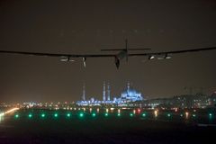 Solflyet Solar Impulse landet i Abu Dhabi natt til 26. juli 2016, etter nesten 42.000 km rundt jorden uten å ha brukt en dråpe drivstoff.