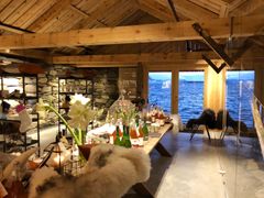 Sjøhuset og gårdsbutikken ligger i et kulturmiljøfredet landskap, med en upåklagelig utsikt.  (Foto: Klostergården)