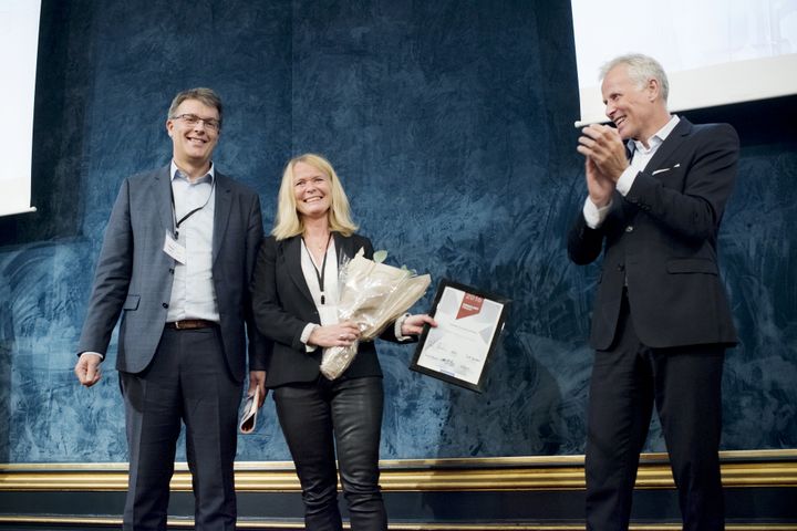 Sjur Gaaseide og Eva Gjøvikli mottar prisen for Årets Konsulentselskap 2016. Prisen deles ut av jurymedlem Per Høiby.