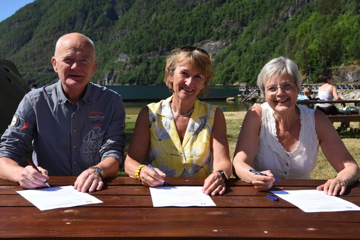 Anleggskoordinator Øystein Menes (f.v), direktør for skred og vassdrag Anne Britt Leifseth og ordførar i Granvin, Ingebjørg Winjum signerte overtakingsprotokollen i dag.
