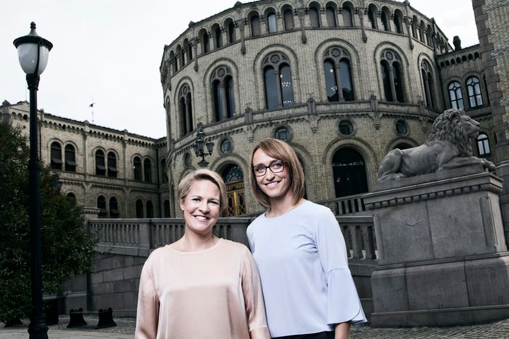 Ingerid Stenvold og Gry Blekastad Almås ledet valgnattsendingen.  Totalt var 2,3 millioner innom sendingen på NRK1 mandag kveld.  Foto:Julia Naglestad / NRK