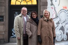 Solfrid Lind, Arne Krumsvik og Ann Kristin Norum utenfor Norges dansehøyskole.  Foto: Camilla Storvollen.