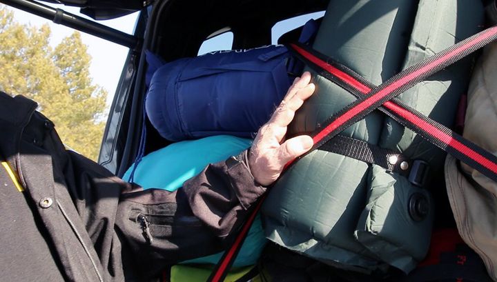 Legg den tyngste bagasjen nederst og lengst mulig inn i bagasjerommet. Husk å bruke stropper til å sikre bagasjen. (Foto: NAF)