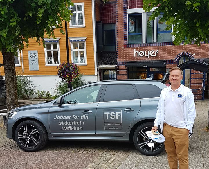 Daglig leder i TSF, Geirr Tangstad-Holdal har selv tatt turen ut i sommertrafikken for å informere trafikantene om farene i sommertrafikken.