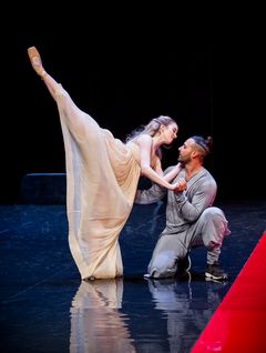 Anaïs Touret i rollen som Julie og Morad Aziman som Romeo.
Foto: Jörg Wiesner