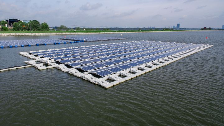 Et flytende anlegg for solenergi skal testes ut i Singapore, med ABB-teknologi om bord!