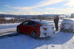 Hyundai IONIQ og Opel Ampera-e til fjells på godt norsk vinterføre.