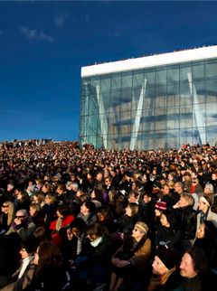 9.–15. april inviterer Den Norske Opera & Ballett til jubileumsuke. Bildet er fra april 2009, da over 7000 mennesker kom da premieren på Carmen ble overført direkte til storskjerm på operataket. Foto: Erik Berg.