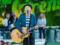 Morten Abel fremfører "Tore Tang" under sommerens "Allsang på Grensen" på TV 2. Foto: Thomas Andersen, TV 2.