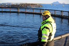 Fiskeriminister Harald T. Nesvik vil hjelpe oppdrettere rammet av algedød. Foto: Øyvinn Myge