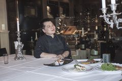 Vu Wong er kokk på restauranten Xich Lo i Oslo sentrum. Her viser han noen av de asiatiske rettene han skal servere under festivalen. Foto: Adrian Richvoldsen