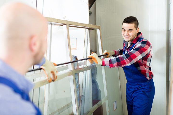 For å sikre rekruttering gjennomfører Glass og Fasadeforeningen opplæring i Glassfaget i samarbeid med Kongsberg videregående skole (KOVS). Foto: Shutterstock