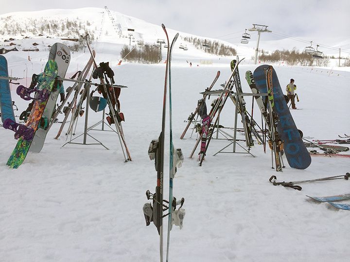 Sett sammen dine og en annens ski i umake par. Enkelt, men effektivt mot tyveri. Foto: Frende Forsikring.