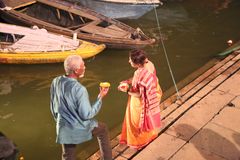 I Varanasi i India tar Freeman og Binda Paranjape del i den tradisjonsrike Aarti-seremonien. Her skal levende lys, som representerer deres sjeler, slippes på Gangeselven. Foto: National Geographic Channels/Seth Nejame