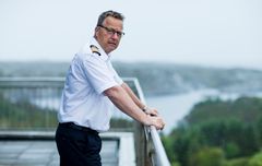 Sjøtrafikksentralsjef Terje Alling har hatt Fedje sjøtrafikksentral som arbeidsplass i 25 år. Foto: Kystverket/Haakon Nordvik.