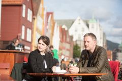 Etterforskningen fører Tosh (Alison O'Donell) og Perez (Douglas Henshall) til Norge og Bergen i tredje episode av "Shetland", sesong 3.

FOTO: ITV GLOBAL ENTERTAINMENT