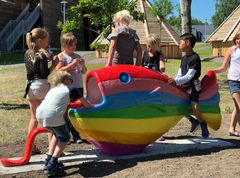 Barna tok «Gapefisken» i bruk straks den var avduket. – Den fikk så lang tunge for at barn skal  leke på den, forteller kunstner Stine Marie Nordland.
