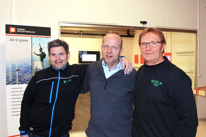 Jon Inge Skaarer og Bjørn Furulund fra Glassmester Knut Furulund AS ønsker Jan Frode Hagen (i midten) og Sørbø Industribeslag velkommen til Oslo.