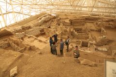 Amy Bogaad, professor i arkeologi ved universitetet i Oxford, viser Morgan rundt ved de arkeologiske utgravningene i Çatal i Tyrkia - en av de eldste sivilisasjonene. Foto. National Geographic Channels/Seth Nejame