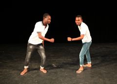 Micheal Ssegawa (28) fra Uganda og Thembelihle Ntokozo Dlamini (25) fra Swaziland skal fremføre afrikansk dans Foto: Oda Davanger/UiO