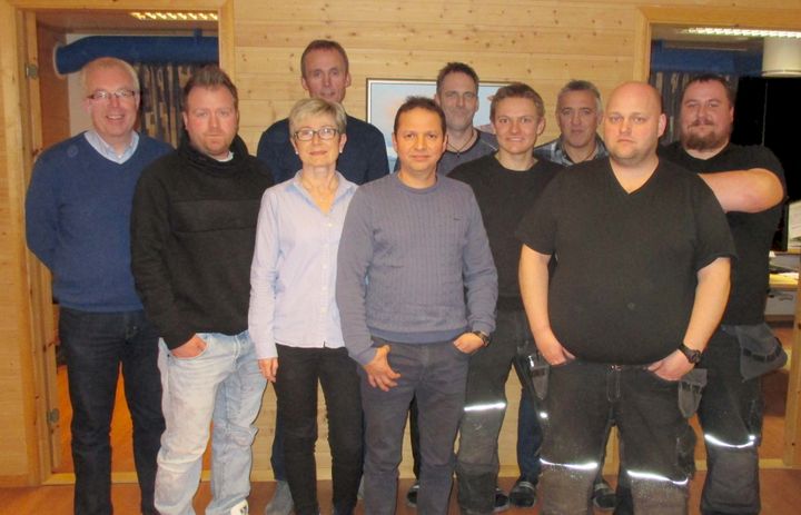 Alle ansatte i Johnson Controls Sortland blir med videre i GK norge AS. Her sammen med Fagdirektør Kulde i GK, Ole Jørgen Veiby og distriktssjef i GK, Morten Melå.