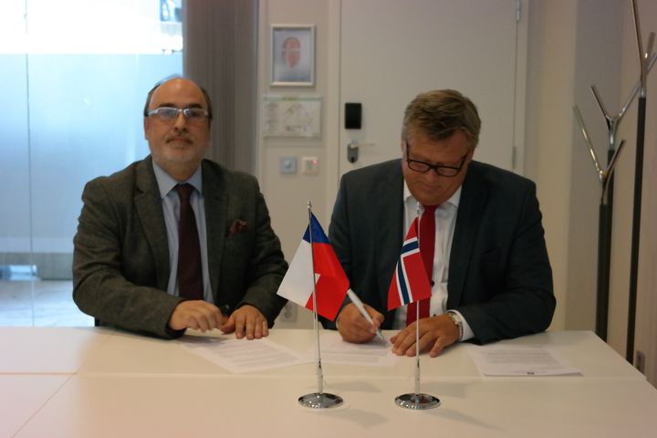 Fiskeriminister Harald T. Nesvik og hans  chilenske kollega Román Zelaya signerte erklæring mot fiskerikriminalitet.