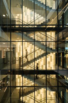 Det er benyttet munnblåst glass i trappeoppgangene i nyoppførte Biomedicum i Stockholm. Foto: Mark Hadden